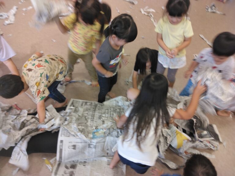 3歳児　にじ・かぜチーム「新聞紙が…大変身」