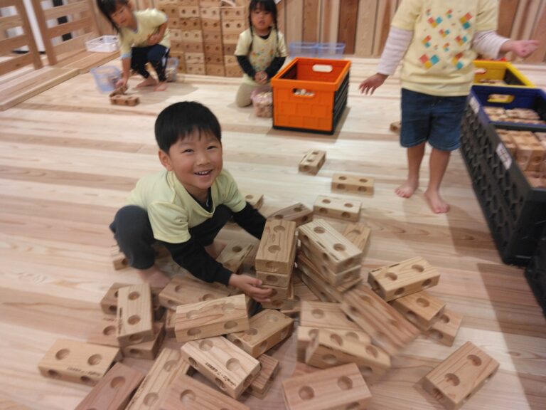 3歳児　にじ・かぜチーム「大きいバスに乗って、しがモックへ！」