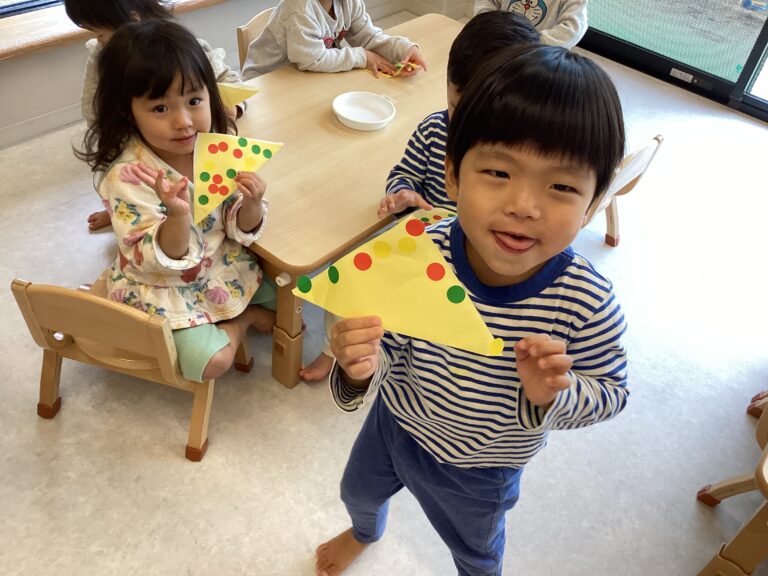 あめチーム　　「折り紙でピザを作ったよ！」