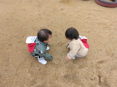 0歳児　うみチーム　「園庭で…」